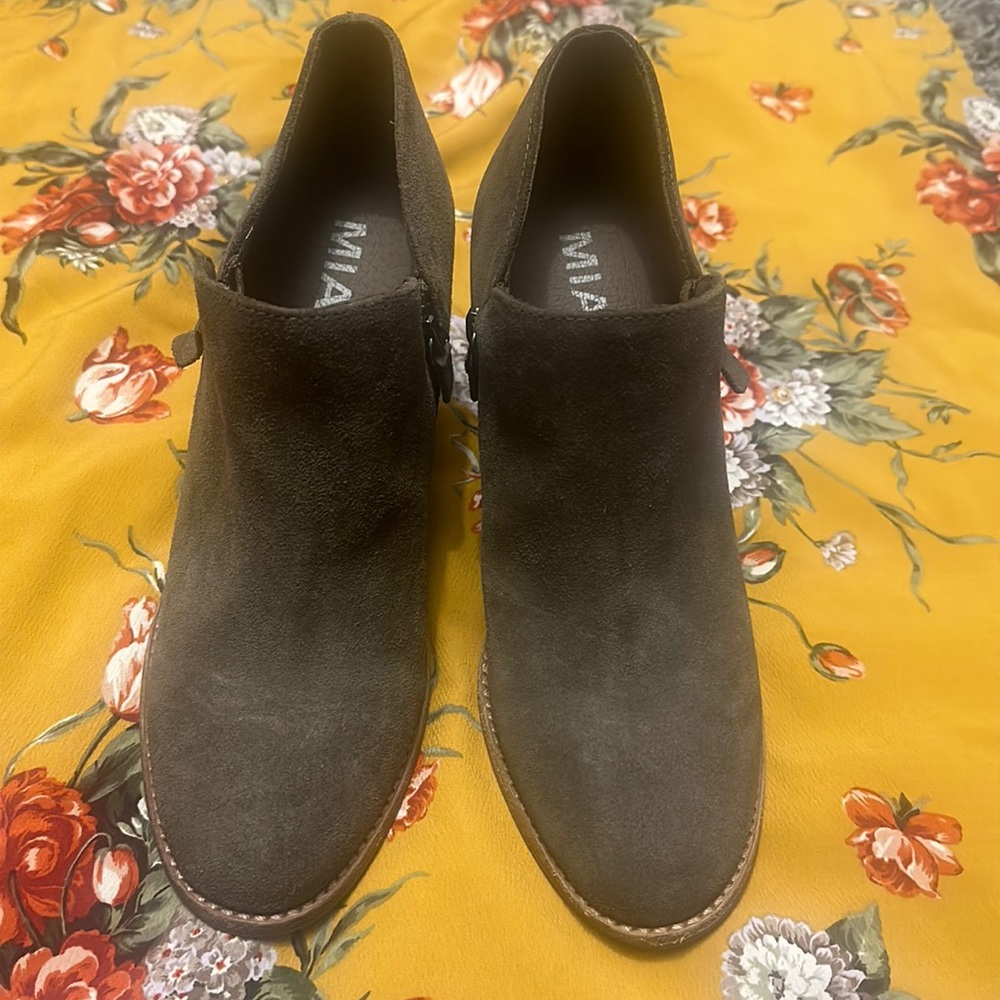 Womens size 10 suede booties